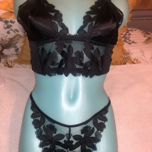 Victoria’s Secret Cheetah & Black Floral Embroidered Bralette Garter Panty Set L